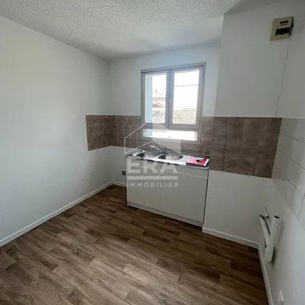 Rent this 3 bed apartment on 1 Rue Valmy in 84800 L'Isle-sur-la-Sorgue, France