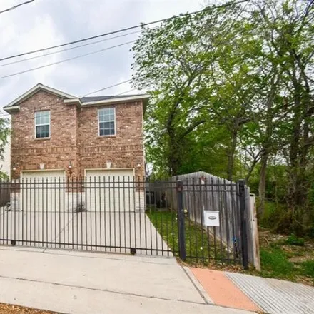 Rent this 3 bed house on Pine Crest Presbyterian Church in Market Street, Houston