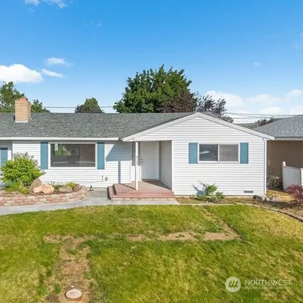 Buy this 4 bed house on 923 S Skyline Dr in Moses Lake, Washington