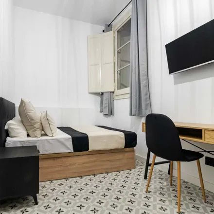 Rent this 8 bed room on Hamburgueseria la Real in Carrer de València, 285