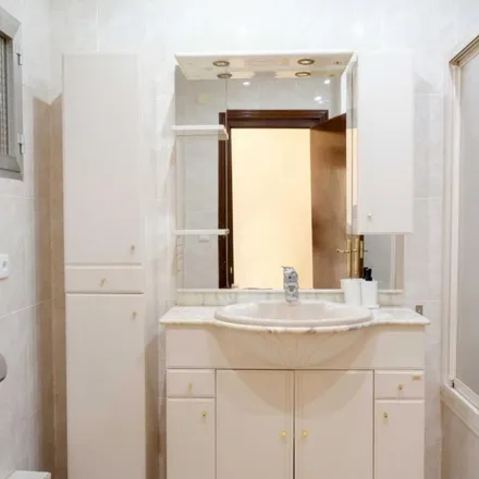 Rent this 6 bed apartment on Supercor Exprés in Avinguda del Regne de València, 78