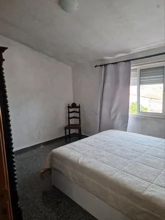 Rent this 3 bed room on Rua de Coimbra in 2605-769 Casal de Cambra, Portugal