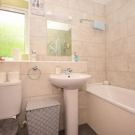 Rent this 2 bed apartment on Fenchurch Road in Maidenbower, RH10 7XA
