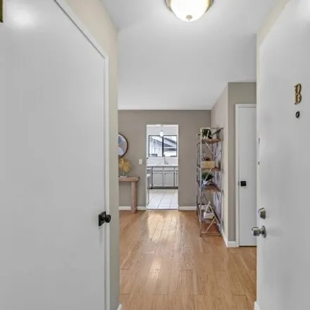 Image 3 - 1236 Clinton Street, Redwood Junction, Redwood City, CA 94061, USA - Condo for sale
