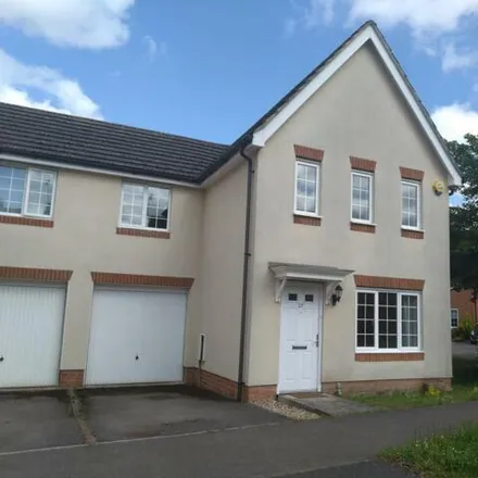 Rent this 3 bed duplex on 29 Bearwood Path in Sindlesham, RG41 5GS