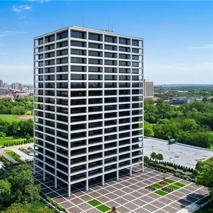 Buy this 2 bed condo on 700 West 31st Street in Kansas City, MO 64108