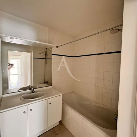 Rent this 3 bed apartment on 2 Rue des halles in 85000 La Roche-sur-Yon, France