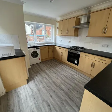 Image 3 - Alexandra Way, Park Road, Thornbury, BS35 1HR, United Kingdom - Apartment for rent