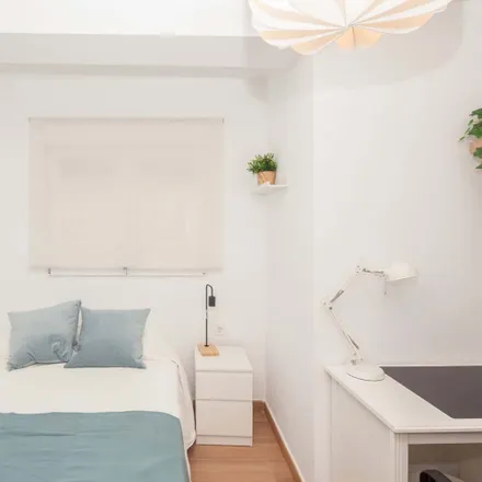 Rent this 5 bed room on Carrer d'Escalante in 27, 46011 Valencia