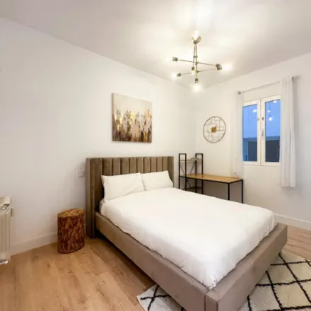 Rent this 2 bed room on Calle de Padilla in 68, 28006 Madrid