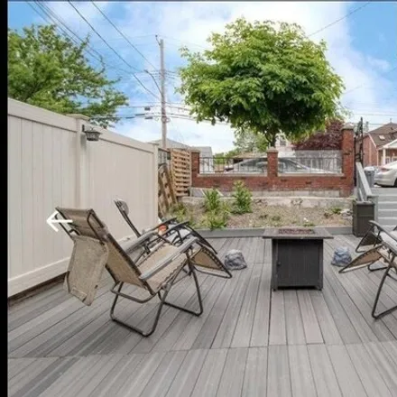 Image 2 - 1523 Bayview Avenue, New York, NY 10465, USA - House for sale