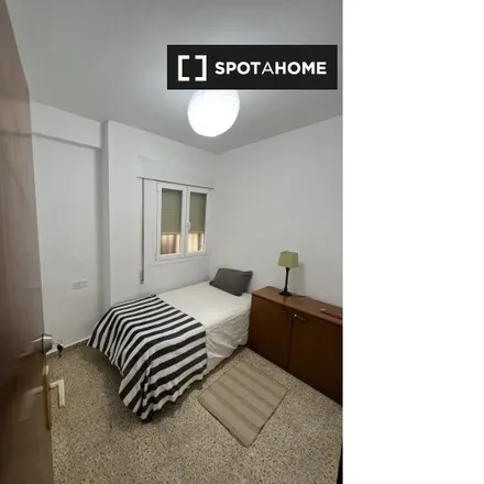 Rent this 4 bed room on Fundación Euroárabe de Altos Estudios in Calle San Jerónimo, 27