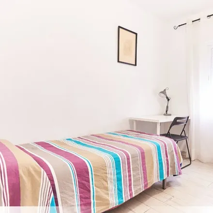 Rent this 3 bed room on Farmacia Mª del Carmen Jaen in Avenida Sánchez Pizjuán, 41009 Seville