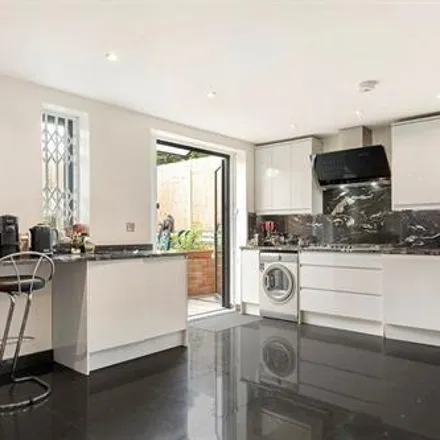 Image 4 - Thanet Lodge, Mowbray Road, Brondesbury Park, London, NW6 7QU, United Kingdom - House for rent