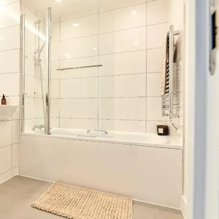 Image 5 - unnamed road, Strand-on-the-Green, London, TW8 0SJ, United Kingdom - Apartment for rent