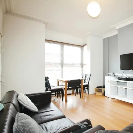 Rent this 6 bed townhouse on Trelawn Terrace in Leeds, LS6 3JQ