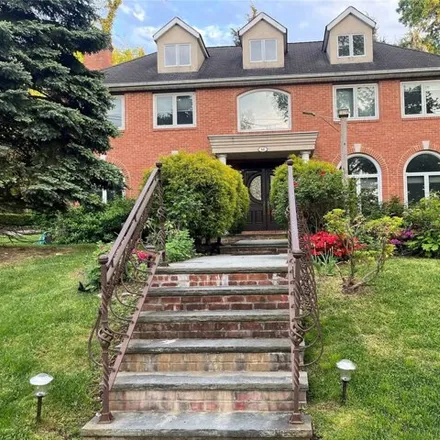 Rent this 4 bed house on 46 Elm Street in Village of Great Neck Estates, North Hempstead