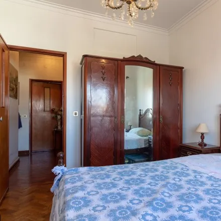 Rent this 2 bed room on Rua do Lobito 242 in Parede, Portugal