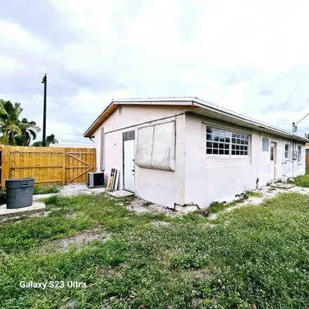 Image 3 - 1592 Northeast 31st Street, Cresthaven, Pompano Beach, FL 33064, USA - House for sale