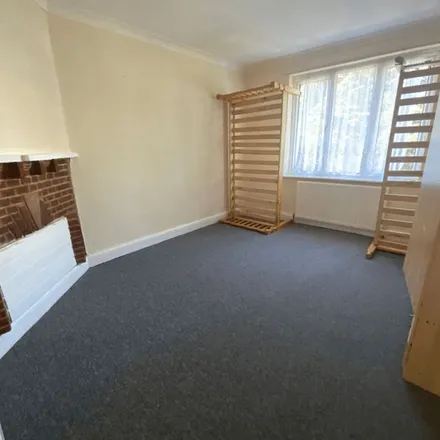 Image 3 - Oak Tree Dell, London, NW9 0AB, United Kingdom - Apartment for rent