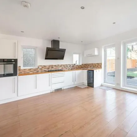 Image 3 - Clitterhouse Road, London, NW2 1DG, United Kingdom - House for rent