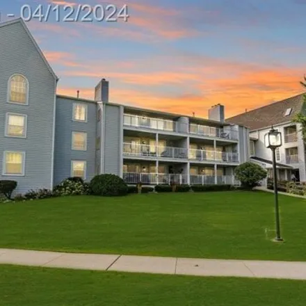 Buy this 2 bed condo on 3555 Port Cove Drive in Waterford Charter Township, MI 48328