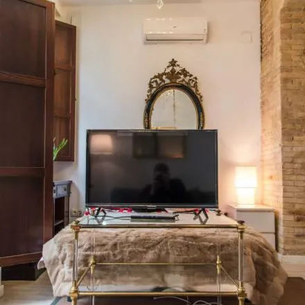 Rent this 1 bed apartment on Carrer de Vidal Canelles in 20, 46011 Valencia