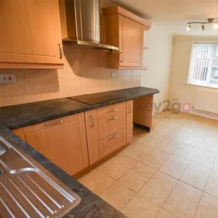 Image 9 - Deepwell View, Sheffield, S20 4SP, United Kingdom - Townhouse for rent