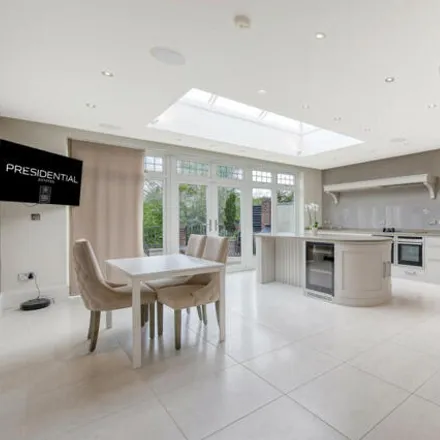Image 3 - New Forest Lane, Chigwell, IG7 5QN, United Kingdom - House for rent