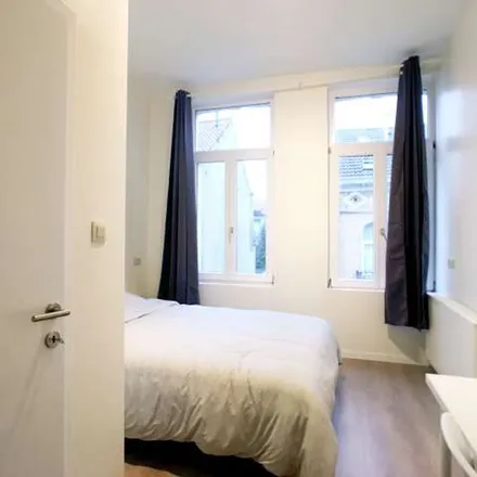 Rent this 8 bed apartment on Rue Louis Hap - Louis Hapstraat 54 in 1040 Etterbeek, Belgium