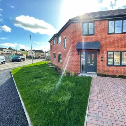 Rent this 3 bed duplex on The Woodlands in Warley Salop, B68 9BA