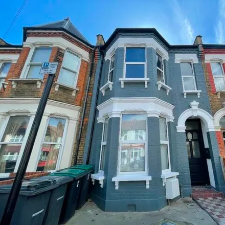Rent this 6 bed townhouse on Higham Road in London, N17 6NF