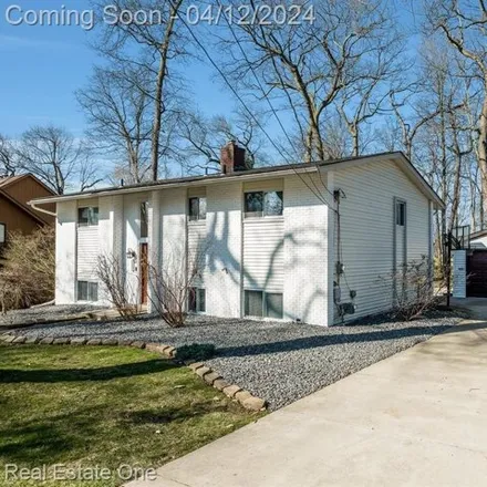 Image 5 - Edgewood Country Club, 8399 Commerce Road, Commerce Charter Township, MI 48382, USA - House for sale