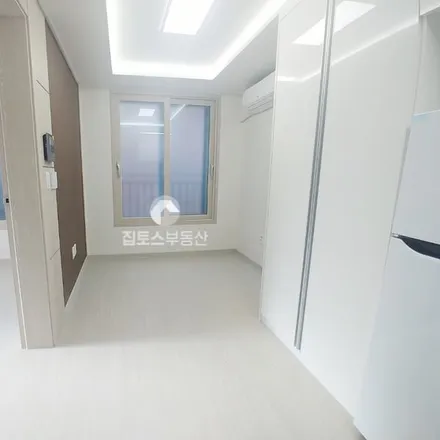 Rent this 1 bed apartment on 서울특별시 송파구 삼전동 65-4