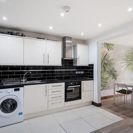 Image 1 - Salmons Road, London, N9 7JS, United Kingdom - Townhouse for rent