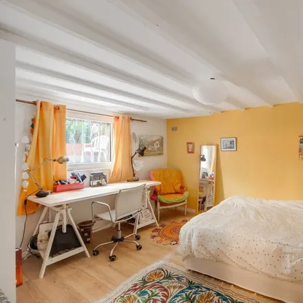 Rent this 3 bed house on Montreuil in Seine-Saint-Denis, France