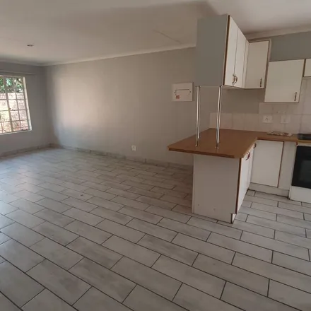 Image 2 - Edinburgh Avenue West, Clubview East, Centurion, 0014, South Africa - Townhouse for rent