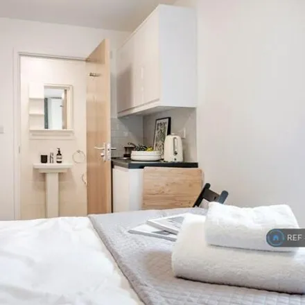 Image 2 - 161 Queen's Drive, London, N4 2AR, United Kingdom - Townhouse for rent