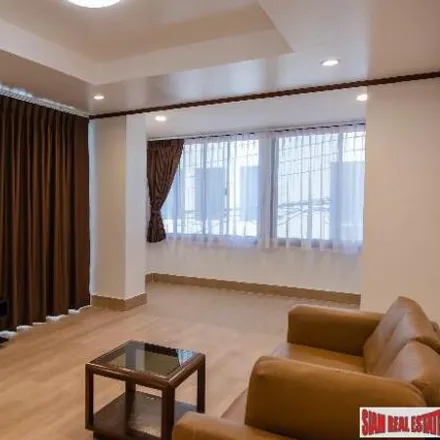 Rent this 3 bed townhouse on Tee-Off Driving Range in Soi Sukhumvit 42/1, Khlong Toei District