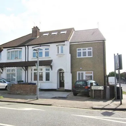 Rent this 6 bed duplex on Woodville Gardens in London, NW11 9ED