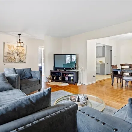 Image 5 - 267 Miles Avenue, New York, NY 10308, USA - Townhouse for sale