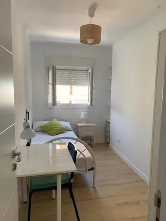 Rent this 3 bed room on Madrid in I.E.S. Eijo y Garay, Calle de la Santa Infancia