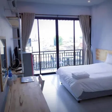 Rent this 1 bed apartment on โจ๊กป้าเพ็ญ in 38/1 ถ สุริย วง ค์, Suriyawong 5 Rd