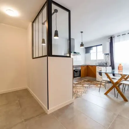 Rent this 2 bed apartment on Panaderia Pastisseria Temptacions in Carrer de Carolina Álvarez, 46023 Valencia