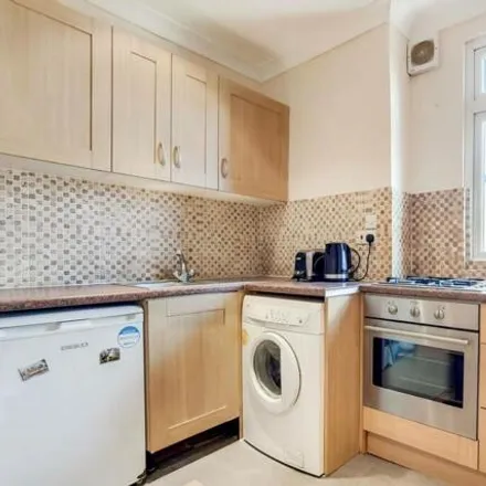 Image 5 - Whitehall Gardens, London, W3 9RE, United Kingdom - Apartment for rent