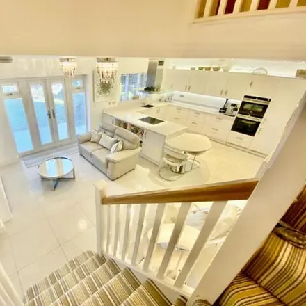 Image 2 - Blackberry Gardens, Cheshire West and Chester, CW4 8FU, United Kingdom - House for sale