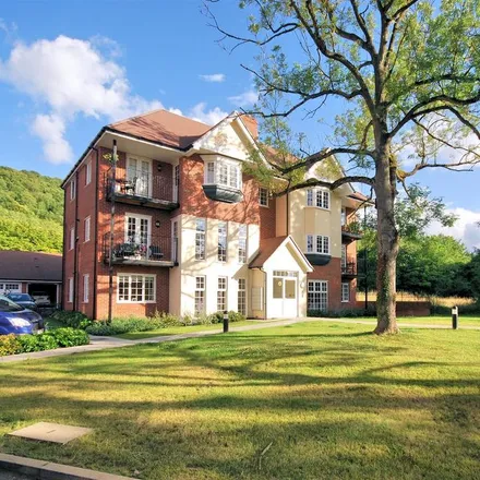 Rent this 2 bed apartment on Chilterns MS Centre in Oakwood Close, Halton
