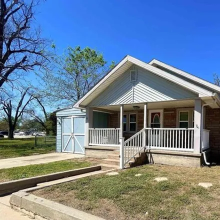 Buy this 2 bed house on 767 South Maple Street in Hutchinson, KS 67501