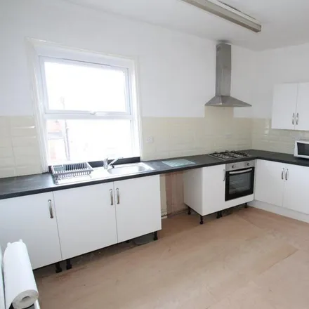 Rent this 5 bed apartment on Central Fast Food in Braunstone Gate, Leicester