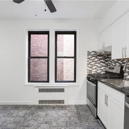 Image 4 - 415 Ocean Parkway, New York, NY 11218, USA - Apartment for sale